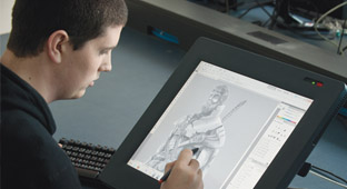 Étudiant exécutant une illustration à l'aide d'une tablette numérique, programme Animation 3D, La Cité.